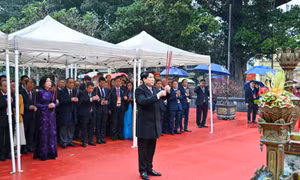 Chủ tịch nước Lương Cường cùng đại biểu kiều bào dâng hương tại Tượng đài Vua Lý Thái Tổ và đền Ngọc Sơn
