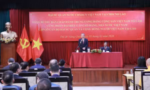 Tổng Bí thư Tô Lâm gặp gỡ cán bộ Đại sứ quán và cộng đồng người Việt Nam tại Lào