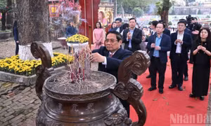 Thủ tướng Phạm Minh Chính dâng hương tại Hoàng thành Thăng Long