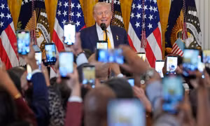 Tổng thống Trump tuyên bố tạm áp thuế toàn cầu 10% sau phán quyết của Tòa án Tối cao