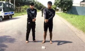 Hai tên cướp giật điện thoại, chạy được 1km thì bị tóm gọn vì xe hư