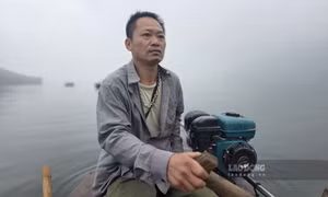 Người đàn ông mưu sinh bên hồ Thác Bà cứu sống 6 người trong vụ lật tàu