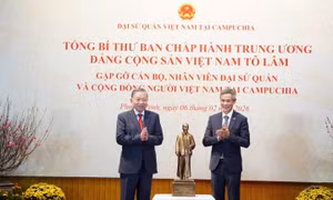 Tổng Bí thư Tô Lâm gặp gỡ cán bộ, nhân viên Đại sứ quán và cộng đồng người Việt Nam tại Campuchia