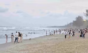 Tắm biển, 3 người trong một gia đình bị đuối nước ở Quảng Ngãi, 2 người mất tích