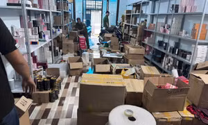 Bán hơn 10.000 chai nước hoa giả thương hiệu lớn, 4 người ở TP.HCM bị bắt
