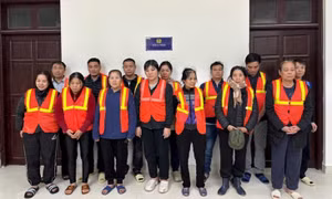 Lên thuyền từ bờ sông Bắc Hưng Hải ra giữa sông Hồng để đánh bạc