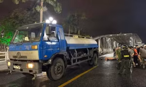 Tai nạn trên cầu Trường Tiền, một nam shipper tử vong tại chỗ
