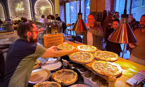Nhà hàng Budapest tái hiện “pizza” thời La Mã cổ đại