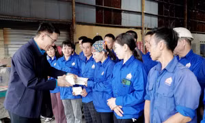  LĐLĐ tỉnh thăm, động viên công nhân làm việc xuyên Tết tại Quảng Yên
