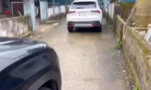 Bị nhắc vì đỗ xe chắn đường, người đàn ông ở Hà Tĩnh lái thêm ô tô chặn hậu