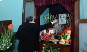 Chủ tịch Quốc hội Trần Thanh Mẫn dâng hương tưởng nhớ Chủ tịch Hồ Chí Minh tại Nhà 67