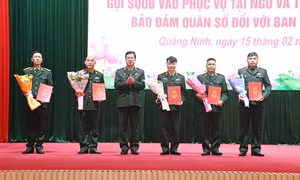 Trao quyết định gọi sĩ quan dự bị vào phục vụ tại ngũ và tuyển dụng QNCN cho Ban CHQS cấp xã