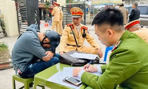 Chạy xe máy không biển số, thanh niên tông thẳng vào cảnh sát tại chốt đo nồng độ cồn