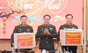 Đoàn công tác Bộ Quốc phòng tới thăm và chúc Tết cán bộ, chiến sĩ Bộ Chỉ huy Quân sự tỉnh Quảng Ninh
