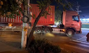 Tai nạn giữa xe container với xe đạp điện, nữ công nhân tử vong