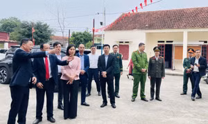 Phó Chủ tịch UBND tỉnh Lê Văn Ánh kiểm tra công tác chuẩn bị bầu cử tại xã Vĩnh Thực và xã Hải Ninh