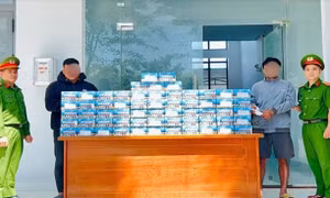 Bắt giữ 2 thanh niên dùng xe ôtô con vận chuyển pháo lậu
