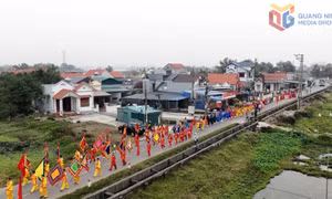 Rộn ràng lễ hội đình Vạn Ninh
