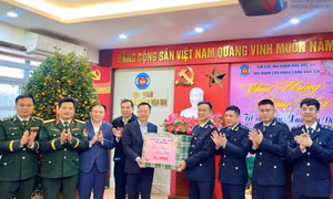 Phó Chủ tịch UBND tỉnh Lê Văn Ánh chúc Tết các đơn vị làm nhiệm vụ trực Tết trên đảo Vĩnh Thực
