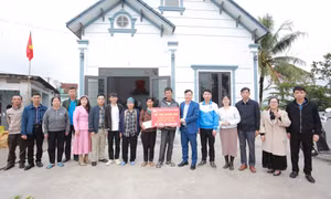 Xã Hải Ninh: Trao kinh phí hỗ trợ xây dựng nhà ở cho gia đình có hoàn cảnh khó khăn
