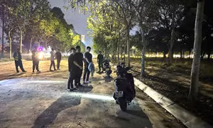 Nghi can 18 tuổi cầm đầu nhóm giả danh công an cưỡng đoạt tài sản người đi đường