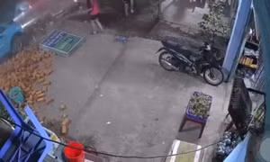 Camera ghi cảnh cứu người bị nạn dưới gầm ô tô, người đàn ông bị tài xế hành hung ở TP.HCM