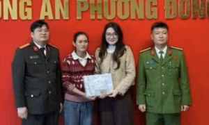 Công nhân môi trường trả lại hơn 1,4 tỉ đồng nhặt được khi quét rác