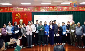 Đồn Biên phòng CKQT Móng Cái và Công ty Cổ phần khách sạn Hồng Vận: Trao quà Tết cho các gia đình chính sách, gia đình khó khăn