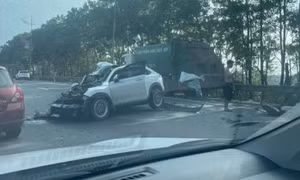 Ô tô con nát phần đầu sau va chạm với xe chở rác ở Hà Nội