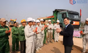 Chủ tịch UBND tỉnh thăm, chúc Tết, động viên cán bộ, công nhân thi công một số dự án trọng điểm