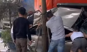 Xe ô tô con bẹp dúm sau va chạm với xe đầu kéo rơmóc, 3 người thương vong