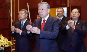 Tổng Bí thư Tô Lâm dâng hương tại Khu Di tích Hoàng thành Thăng Long và Di tích Nhà 67