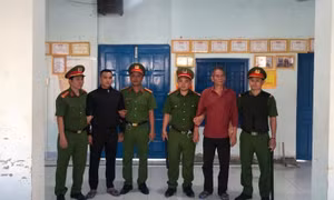 Bắt tạm giam 2 cha con côn đồ, dùng vũ khí quân dụng gây thương tích
