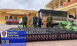 CSGT Hải Phòng bắt quả tang xe vận chuyển số lượng lớn bình nghi khí cười