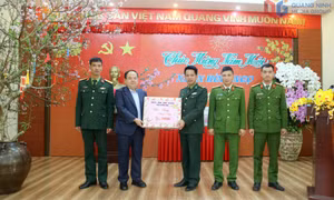 Đồng chí Bí thư Tỉnh ủy thăm, chúc Tết cán bộ, chiến sĩ, lực lượng chức năng và nhân dân khu vực biên giới