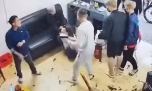 Nhóm người cầm súng xông vào quán cắt tóc đòi tiền chiều 27 Tết: Khởi tố 3 người tội cướp tài sản