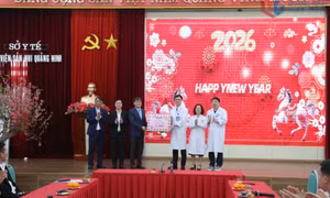 Chủ tịch UBND tỉnh Bùi Văn Khắng thăm, chúc Tết Bệnh viện Sản Nhi Quảng Ninh và Trạm Y tế phường Tuần Châu