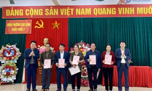 Trao Giấy chứng nhận quyền sử dụng đất cho các hộ dân tại Dự án Khu đô thị mới Cao Xanh – Hà Khánh A mở rộng