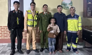 Bé trai đi trên cao tốc vào đêm giao thừa, cảnh sát giao thông kịp thời liên hệ gia đình