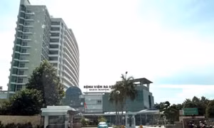 Nghi ngộ độc thực phẩm khi ăn tiệc, hàng chục người nhập viện