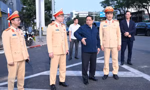 Thủ tướng kiểm tra, động viên các lực lượng Công an ứng trực dịp Tết