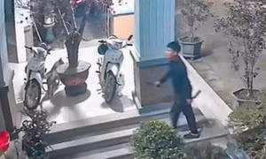 Tạm giữ người đàn ông mang 2 con dao đến trụ sở công an chửi bới, đe dọa