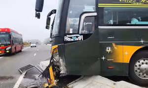 Xe khách mất lái trên cao tốc Cam Lâm - Vĩnh Hảo, giao thông ùn tắc kéo dài