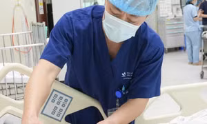 Vật giống ‘bóng đèn nhấp nháy’ phát nổ, bé trai 9 tuổi chấn thương nghiêm trọng