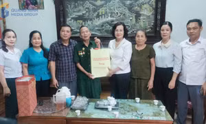 Trưởng Ban Tổ chức Tỉnh ủy Bùi Thúy Phượng thăm, tặng quà gia đình chính sách tại xã Ba Chẽ