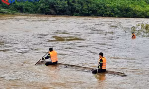 Tập trung lực lượng tìm kiếm cháu bé bị lũ cuốn trôi tại xã Điền Xá
