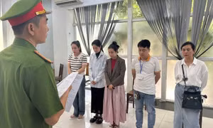 Khởi tố nhóm đối tượng lập phòng khám để tuyển dụng bác sĩ giả, lừa dối khách hàng