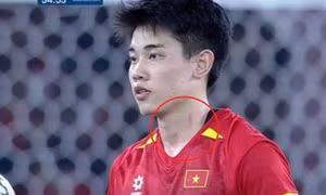 Đình Bắc giữ bình tĩnh dù bị đối thủ chơi xấu ở chung kết U23 Đông Nam Á
