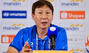 HLV Kim Sang Sik phủ nhận 'chơi chiêu' xếp chai nước ngăn U23 Indonesia ném biên