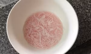 Tạm dừng sản xuất, kiểm nghiệm bún tươi đổi màu từ trắng sang đỏ ở Đà Nẵng